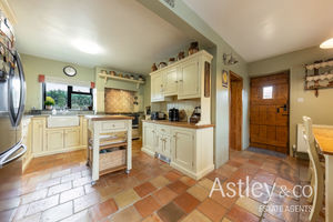 kitchen- click for photo gallery